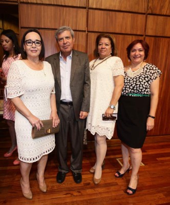 Carlos Mauricio Flores recibe el premio Álvaro Contreras