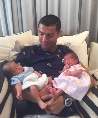 Cristiano Ronaldo presenta a sus dos nuevos hijos