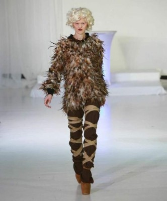 Sin pelo, ni dientes esta modelo revoluciona las pasarelas