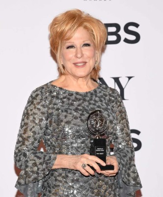 Bette Midler, winner of the award for Best Actress in a Musical for ?Hello, Dolly!,? poses in the press room during the 2017 Tony Awards at 3 West Club on June 11, 2017 in New York City. / AFP PHOTO / ANGELA WEISS