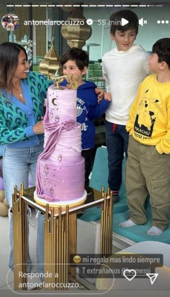 En una de las historias subió una fotografía con sus hijos y un pastel de tres pisos. En la cima llevaba el 35 y una lámpara mágica; ahí le dedicó una palabras al astro argentino: “Te extrañamos, Leo Messi”. ¿En dónde estaba la ‘Pulga’?