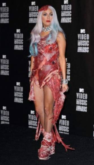 1. Lady Gaga - 2010<br/><br/>La reina definitiva de atuendos extravagantes es la Gaga que mostró que el mundo no había visto nada cuando llegó usando un vestido de carne hecho completamente de carne cruda.<br/>