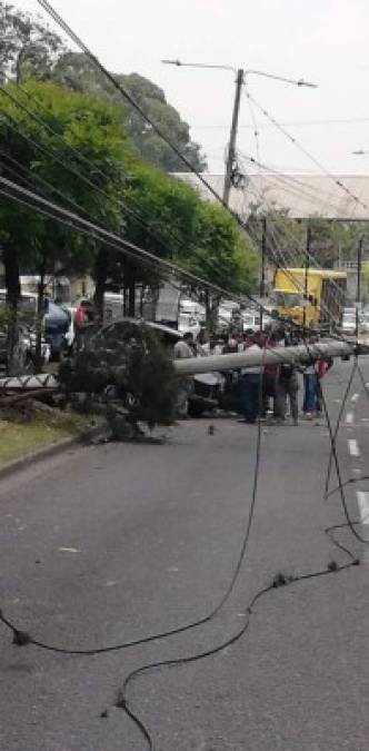 Recién ocurrido el hecho, varias personas se acercaron al vehículo para auxiliar a Ángel Eduardo Ramos Baires.