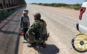 El niño fue trasladado a un albergue y se espera que sea reunido con sus familiares.