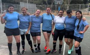 Dayana, a la izquierda, junto con su equipo celebraban el sábado el haber ganado uncampeonato de fútbol, apenas unas horas antes del ataque de Irán.