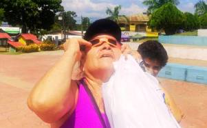 Usando gafas especiales y hasta telescopios, decenas de hondureños apreciaron el 13 de octubre en el parque central de La Lima, Cortés el eclipse solar anular que oscureció parcialmente el soleado mediodía. Fue un evento que sorprendió a muchos de los connacionales que pudieron observar el fenómeno astronómico.