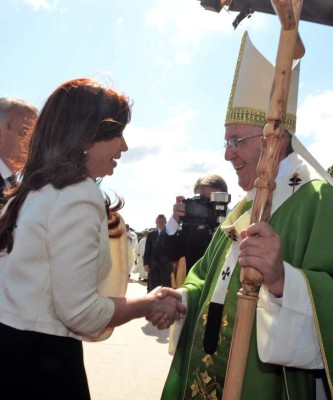 Handout picture released by the Argentine presidency showing Argentinian President Cristina Fernandez de Kirchner (L) shaking hands with Pope Francis after his mass at Nu Guazu field, on the outskirts of Asuncion, on July 12, 2015. The visit to a slum on the final day of the pontiff's three-country South American tour underscores the theme of his trip, during which he has spoken out repeatedly against poverty, inequality and corruption. AFP PHOTO / PRESIDENCIA ARGENTINA / HO --- RESTRICTED TO EDITORIAL USE - MANDATORY CREDIT 'AFP PHOTO / PRESIDENCIA ARGENTINA / HO' - NO MARKETING NO ADVERTISING CAMPAIGNS - DISTRIBUTED AS A SERVICE TO CLIENTS - GETTY OUT