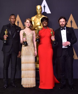 (L-R): Best Supporting Actor Mahershala Ali, Best Actress Emma Stone, Best Supporting Actress Viola Davis, and Best Actor Casey Affleck pose in the press room during the 89th Annual Academy Awards on February 26, 2017, in Hollywood, California. / AFP PHOTO / FREDERIC J. BROWN
