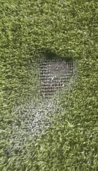 Las bengalas dañaron parte del césped híbrido del Estadio Nacional.