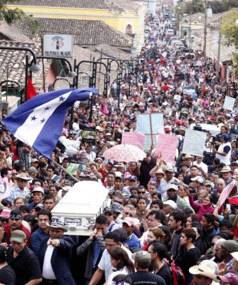 Multitudinaria despedida para Berta Cáceres