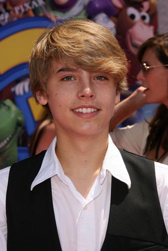 Dylan Sprouse conquista las redes por su apoyo a Barbara Palvin