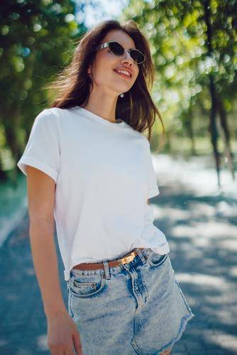 Incluso en colaboraciones deportivas o cápsulas de lujo, la camiseta blanca permanece como el elemento que conecta pasado y presente, calle y pasarela.