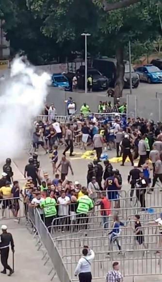 La Policía de Río de Janeiro tiró gases lacrimógenos y disparó balas de goma mientras simpatizantes de Boca Juniors entraban al estadio para la final de Copa Libertadores.