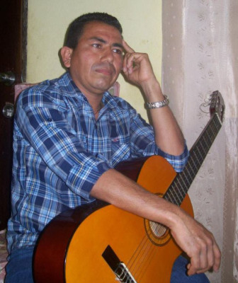 Le hace a todo para grabar sus canciones