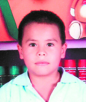 Madre y su dos hijos mueren al caer carro sobre su vivienda