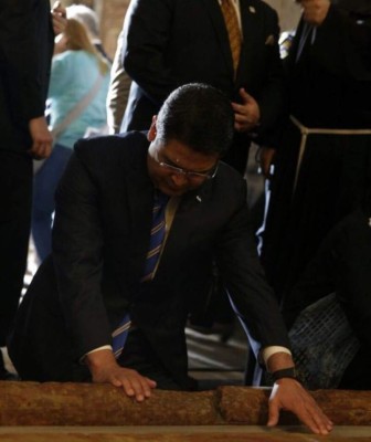 Juan Orlando Hernández ora por Honduras en el Muro de los Lamentos