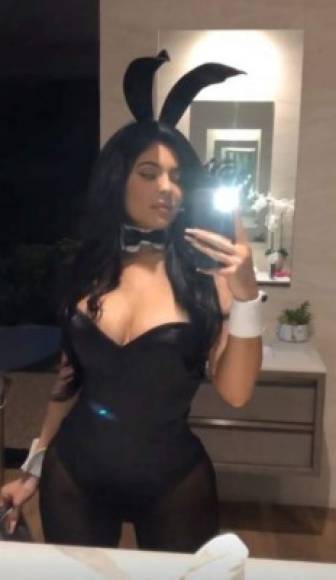 Para una de las primeras fiestas de Halloween esta semana Kylie, de 22 años, optó por el popular traje de 'conejita' de Playboy.