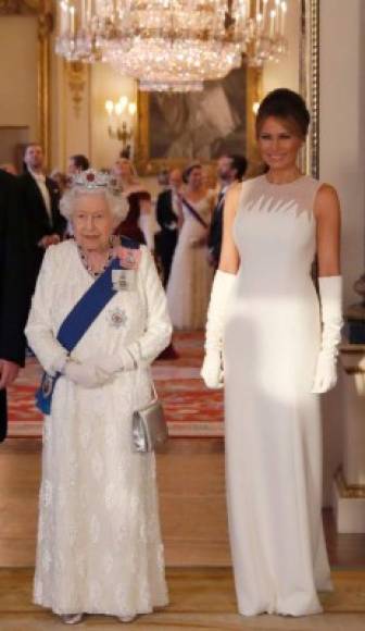La reina Isabel II ofreció un banquete de gala en el palacio de Buckingham en honor a Trump, que también viajó acompañado de sus cuatro hijos mayores que lo acompañan en la visita de Estado.