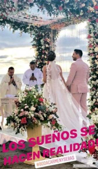 La pareja celebró su boda frente a la playa en Cartagena de Indias, Colombia, rodeados de sus familiares y amigos.