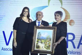 Joyce Faraj y Fuad Faraj entregan el reconocimiento a Linda Coello, nueva “Personaje Valmoral 2024”.