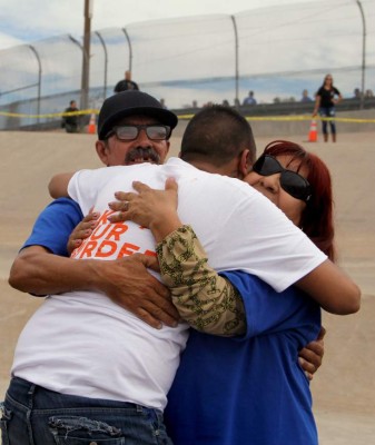 Emotivo reencuentro de inmigrantes en el Río Bravo