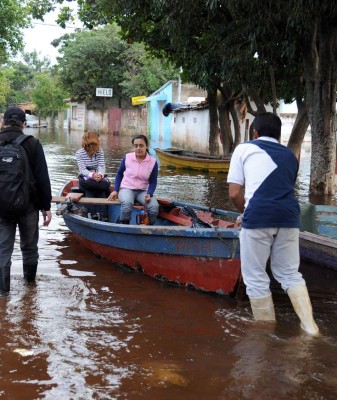 Niños de Paraguay van a clases en botes por inundaciones