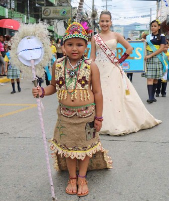 Civismo y colorido en desfiles patrios en Honduras