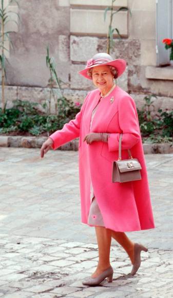 A la reina le encantaba usar trajes de color rosa, ya que en varias ocasiones se le vio atuendos en este color.