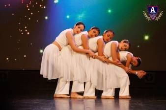 Colores, simetría y expresiones son características propias de cada presentación en el Azul Fest Centroamérica.