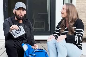Eminem junto a su hija Hailie Jade Scott, luego de darle la noticia que sería abuelo.