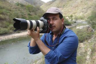 Paz ha tomado fotografías a lo extenso de todo el territorio nacional, su fin es documentar el máximo posible de cada lugar para capturar la historia durante el presente.