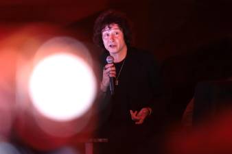 El cantante y compositor español Enrique Bunbury habla durante una rueda de prensa este jueves en Ciudad de México.