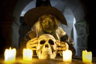 Una mujer disfrazada de bruja posa para una foto durante la celebración del Samhaín hoy lunes en Ourense. Mucho antes que el Halloween, los celtas celebraban cada 31 de octubre la fiesta del Samhaín, una tradición milenaria en la actualidad en pleno auge pero que estuvo ensombrecida hasta no hace muchos años por la tradición anglosajona.