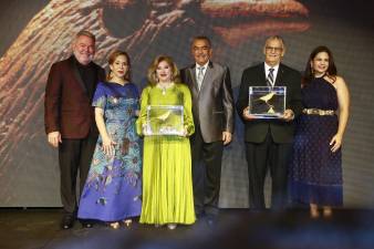 Roberto y Zoila Contreras, Maritza Soto y Victor Manuel Lara; Juan Bendeck y Dina Bendeck