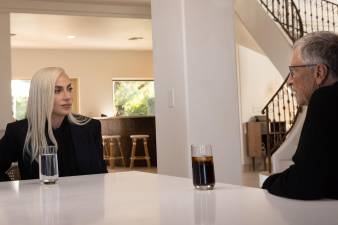 El líder tecnológico se reúne con personalidades tan diversas como la célebre cantante y compositora, Lady Gaga, que reflexiona sobre la creciente influencia de los medios en la sociedad, subrayando cómo el entretenimiento y la información están cada vez más interconectados.