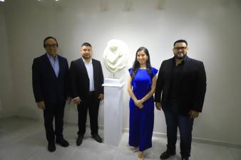 Víctor Manuel Rodríguez, el escultor expositor Roberto Ventura, Zully Cuéllar y Abraham Sáenz