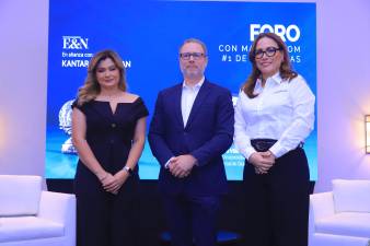 Los foristas de la jornada: Emma Mejía de Valladares, Allan Deware y Gina Villamizar.