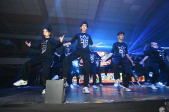 Una tarde noche inigualable han vivido seniors de diferentes centros educativos bilingües del país, quienes se dieron cita en Expocentro para bailar y cantar con la animación de diferentes personalidades de la región norte de Honduras.