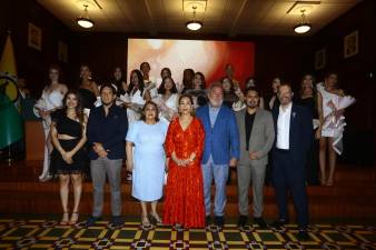 Candidatas y directivos del Miss Honduras Universo junto a las autoridades de la Municipalidad de SPS.