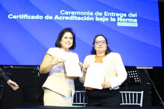 Ana Clemencia Bueso, gerente general del Laboratorio Bueso Arias, luego de firmar el certificado de acreditación bajo la norma ISO 15189.