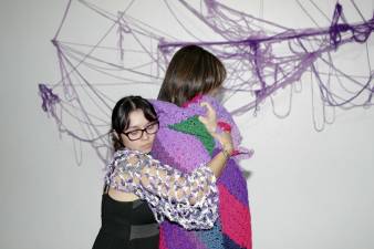 La artista hondureña Melisa Pastrana (i) realiza una representación en el Centro Cultural de España en Tegucigalpa (CCET) (Honduras) sobre el legado de mujeres defensoras hondureñas que murieron de forma violenta.