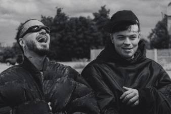 El cantante colombiano J Balvin junto al español Saiko durante la grabación de un video.