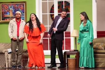 La obra “Taxi” fue escrita por el autor inglés Ray Cooney. Se estrenó en Inglaterra con el título “Run for your wife”(Corre por tu esposa).