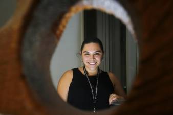 La cineasta Andrea Ro Riggen habla durante una entrevista con EFE, este jueves en la 39 edición del Festival Internacional de Cine en Guadalajara (FICG).