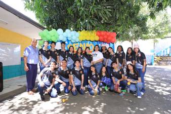 Sonrientes y expectantes realizaron su “seniors entrance”, los estudiantes de la promoción 2025 de la Saint Paul Academy.