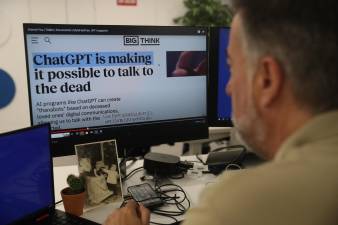 Videos conversacionales en los que la persona graba respuestas a preguntas sobre su vida, conversaciones con chatbots generadas por IA con la voz del fallecido o solo con texto es lo que ofrecen en diferentes grados empresas como StoryFile, Eternos.Life, Decembre Proyect o You, Only Virtual.