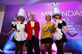 Alejandro Sergi (ci) y Juliana Gattas (cd), integrantes del grupo argentino Miranda!, posan durante una rueda de prensa este lunes en la Ciudad de México (México).