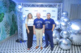 Emma y Roger Valladares junto a Roger Mauricio Valladares