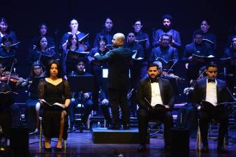 Los artistas fueron ovacionados de pie al finalizar el concierto, destacando su participación.