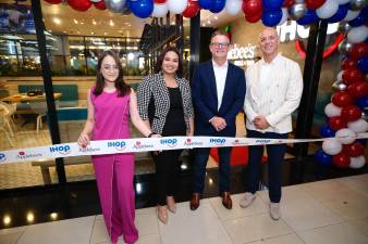 Allison Zelaya (gerente de marcas), Gabriela Gonzáles (jefe de Mercadeo del Mall Galerías), Thomas Talarico (CEO BTL Honduras) y William Urrego (vicepresidenta Dine Brands).